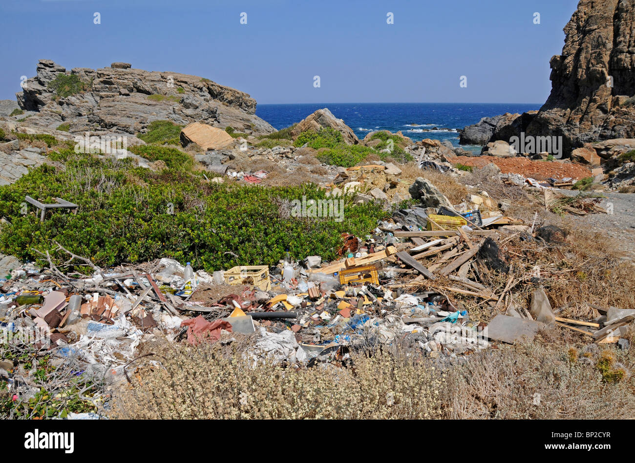 Müll illegal auf Kreta Strand deponiert. Livadia, Kreta, Griechenland. Stockfoto