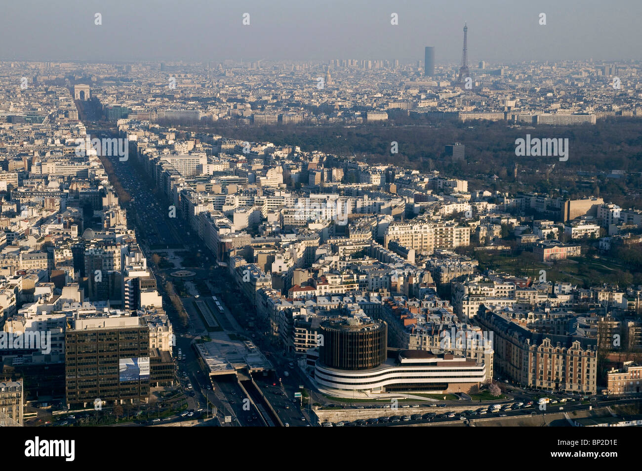 Villes de Neuilly et Dans le fond l ' Arc de Triomphe, Paris und Neuilly Sur Seine, Paris und den Eiffelturm Stockfoto