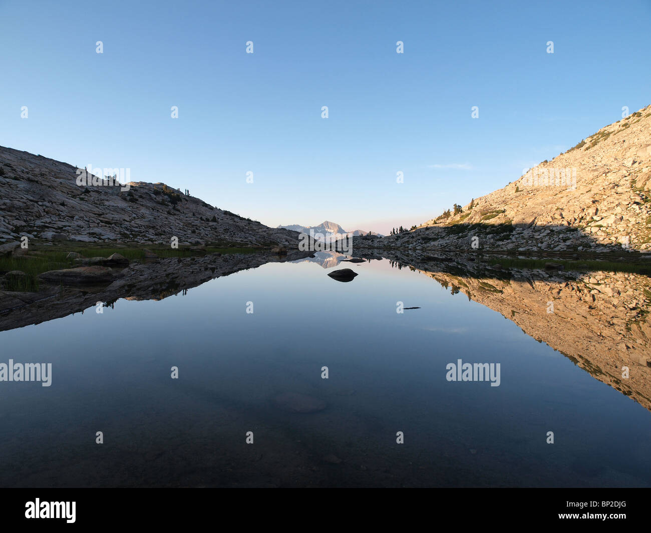 12.195 Fuß Mt. Henry spiegelt sich in einem hohen alpinen Teich in der John Muir Wildnis der Sierra National Forest. Stockfoto