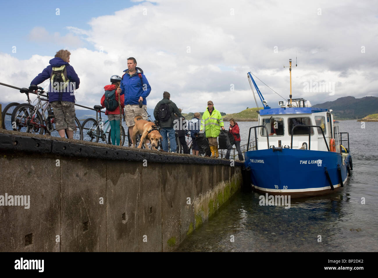 Fußgänger auszusteigen auf kurze Reise aus Isle of Lismore, Port Appin, eine regelmäßige Fährverbindung für lokale Gemeinschaft. Stockfoto