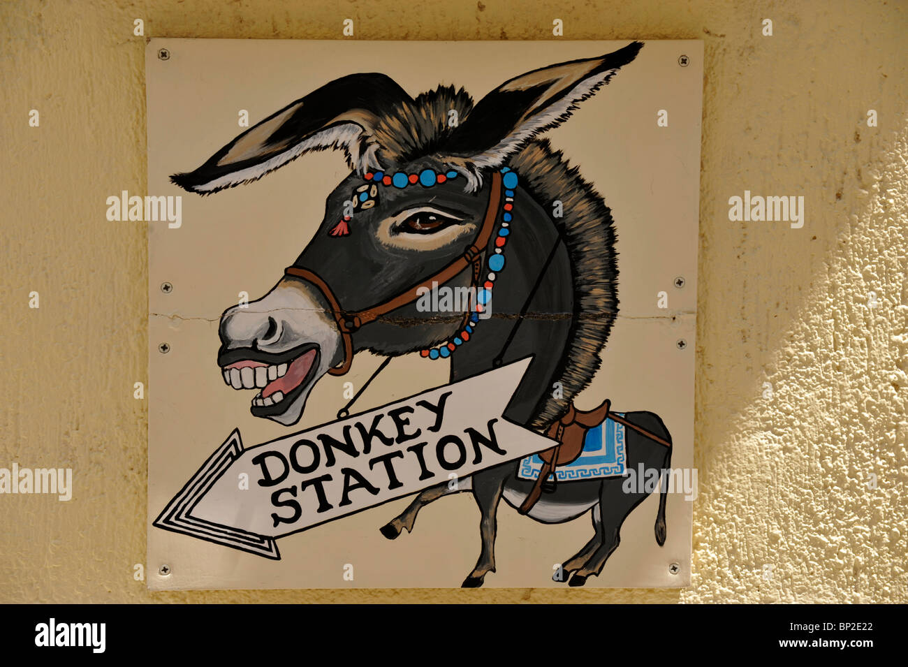 Bemalte Schild, Touristen dem Esel Bahnhof in Fira Santorini in den Kykladen Stockfoto