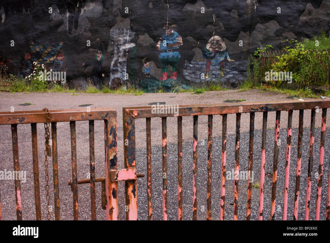 Geschlossene und verlassenen Grundschule Spielplatz in Oban, Schottland. Stockfoto