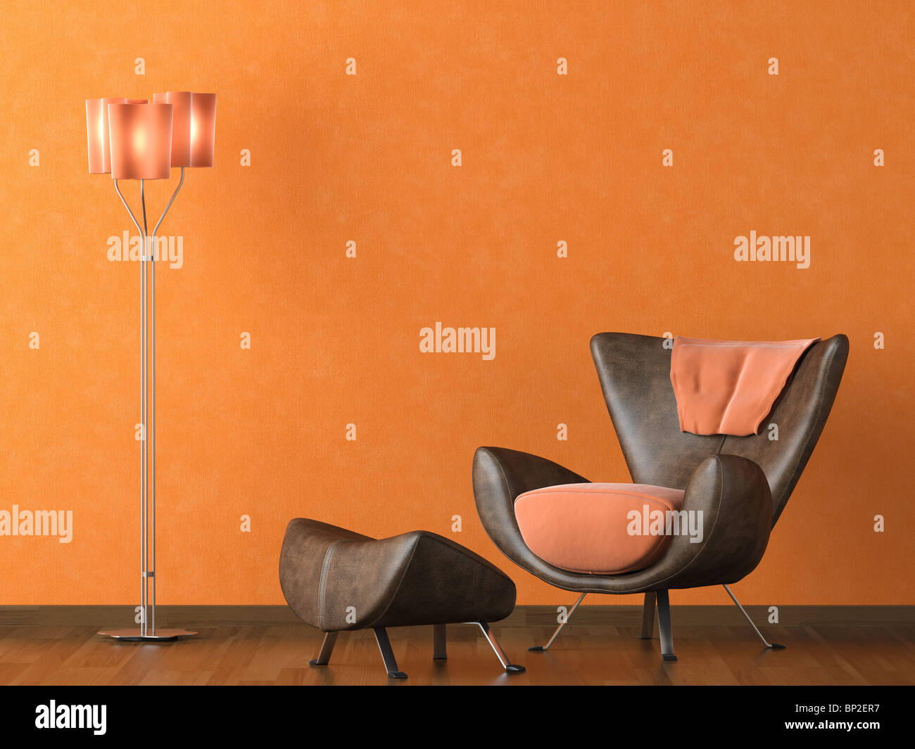 Metallreflektor Design-Szene mit einem modernen Braune Ledercouch und Lampe auf orange Wand Stockfoto