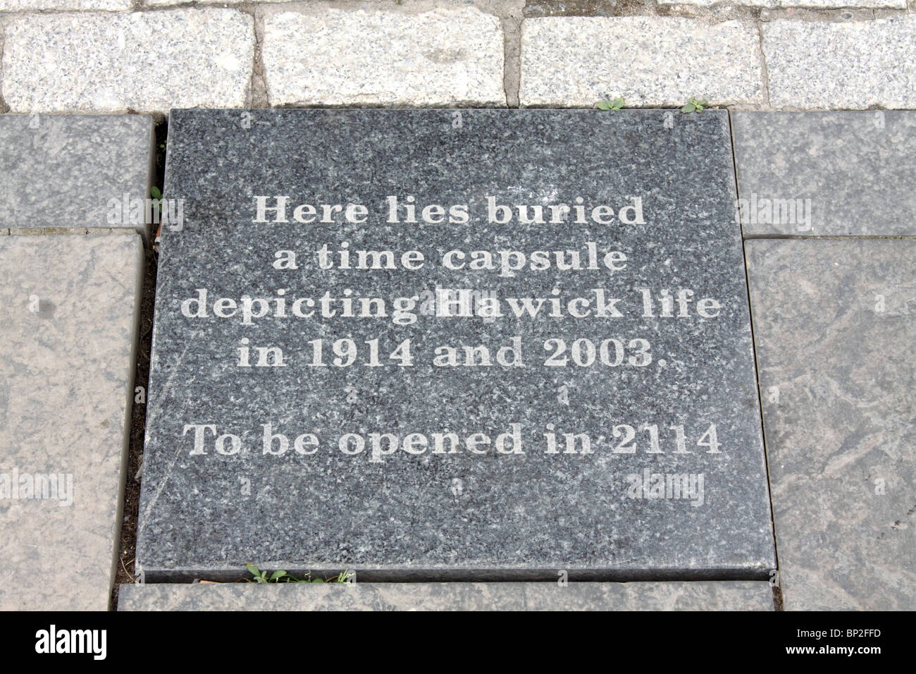 Plakette markiert die Lage des eine Zeitkapsel vergraben in Hawick, Scottish Borders, Schottland, UK Stockfoto