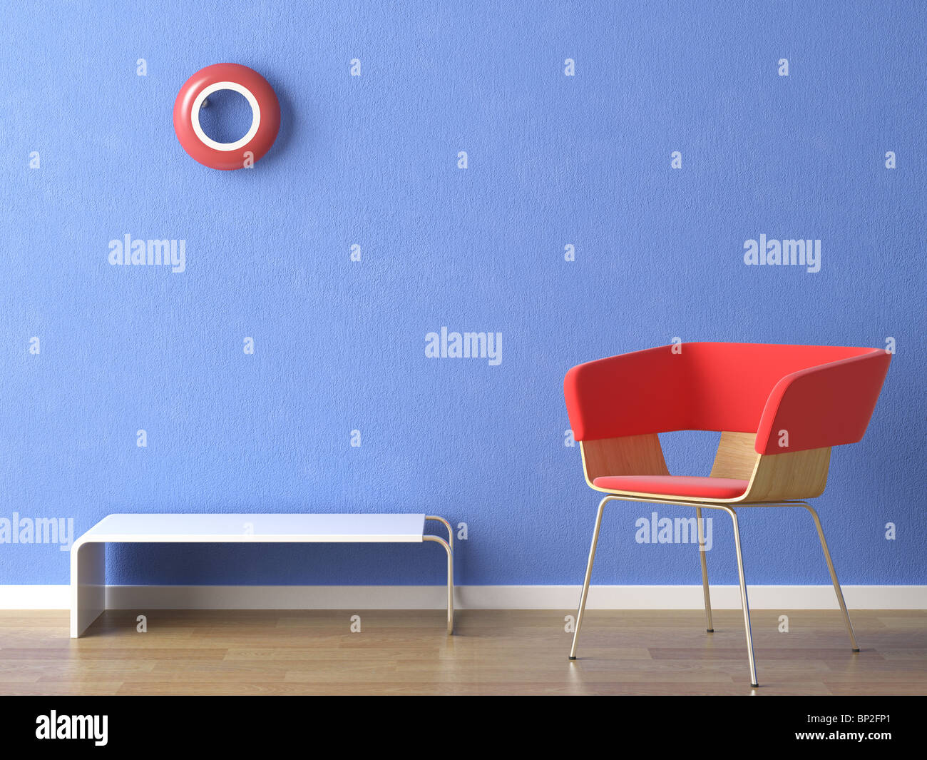 roten Stuhl, Lampe und Tabelle auf blaue Wand Stockfoto