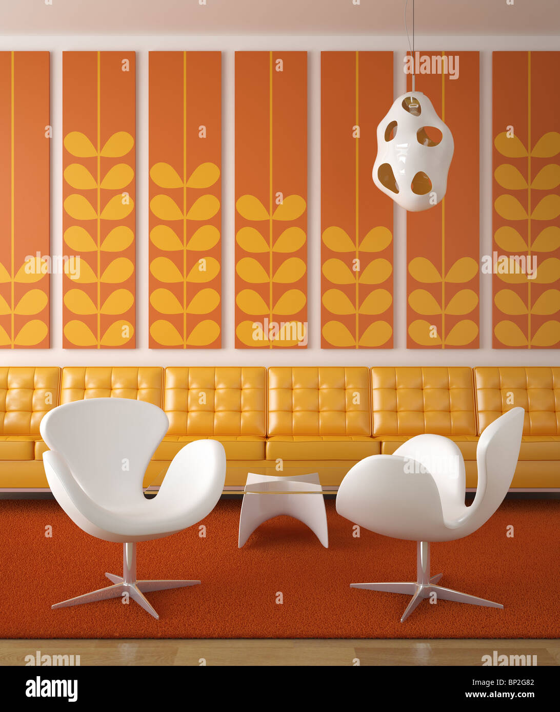 Retro-Interieur Design in orange und gelbe Farben mit zwei weißen Stühlen vor Stockfoto