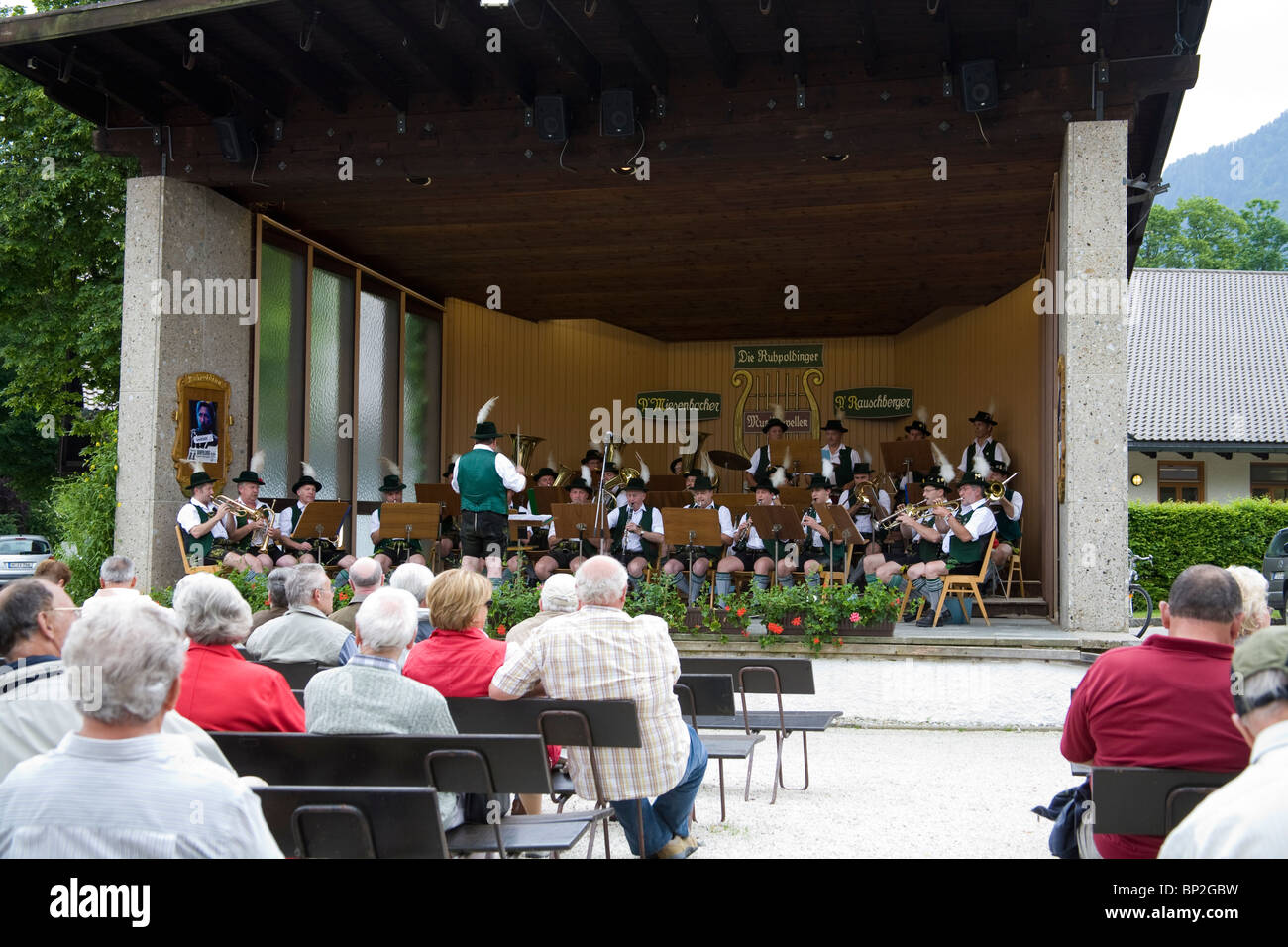 Ruhpolding Deutschland Europa EU lokale Band spielt den Touristen bei einem Sonntagmorgen-Konzert Stockfoto