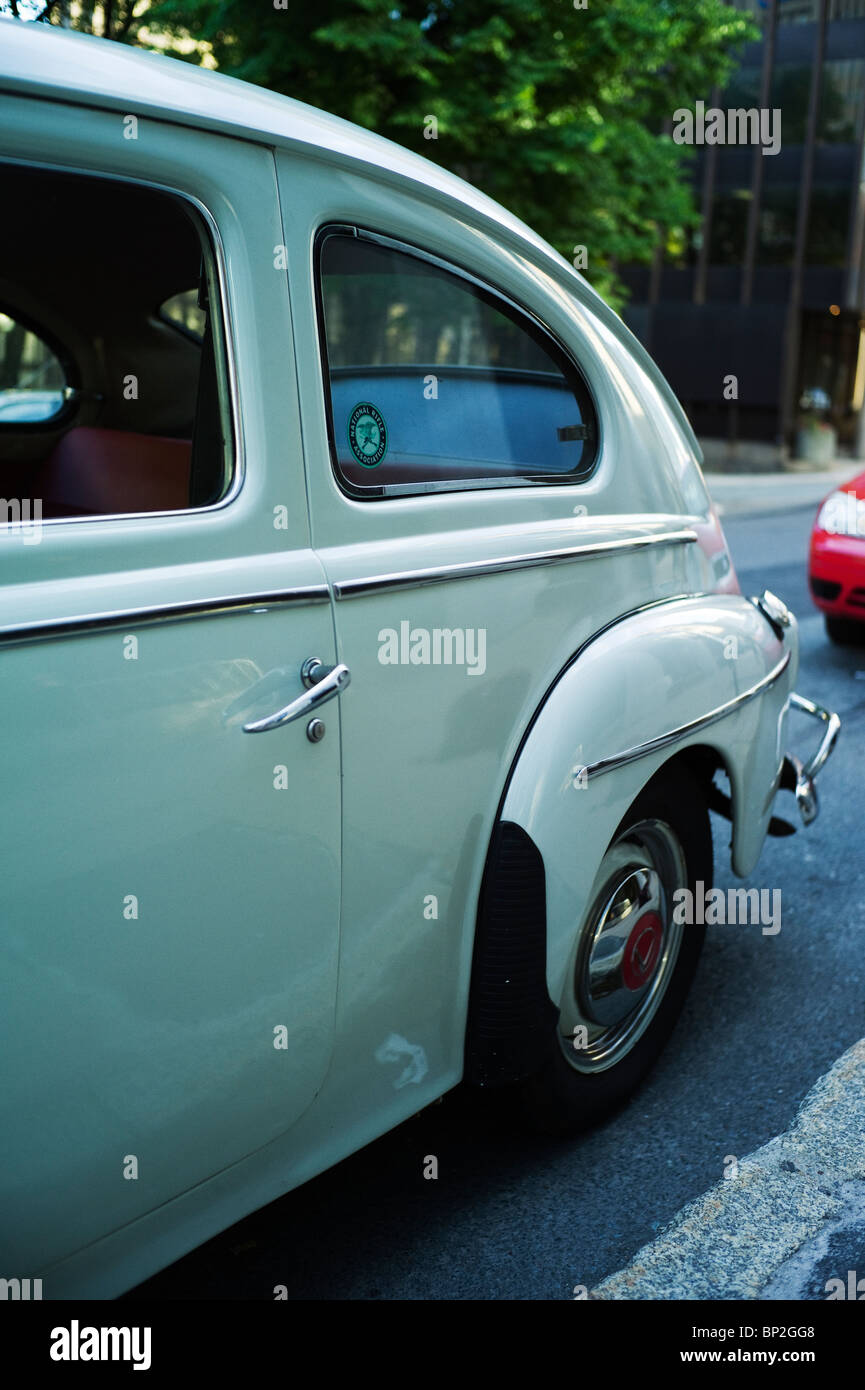 Seitenansicht des alten Volvo Limousine mit National Rifle Association Aufkleber im Fenster. Stockfoto