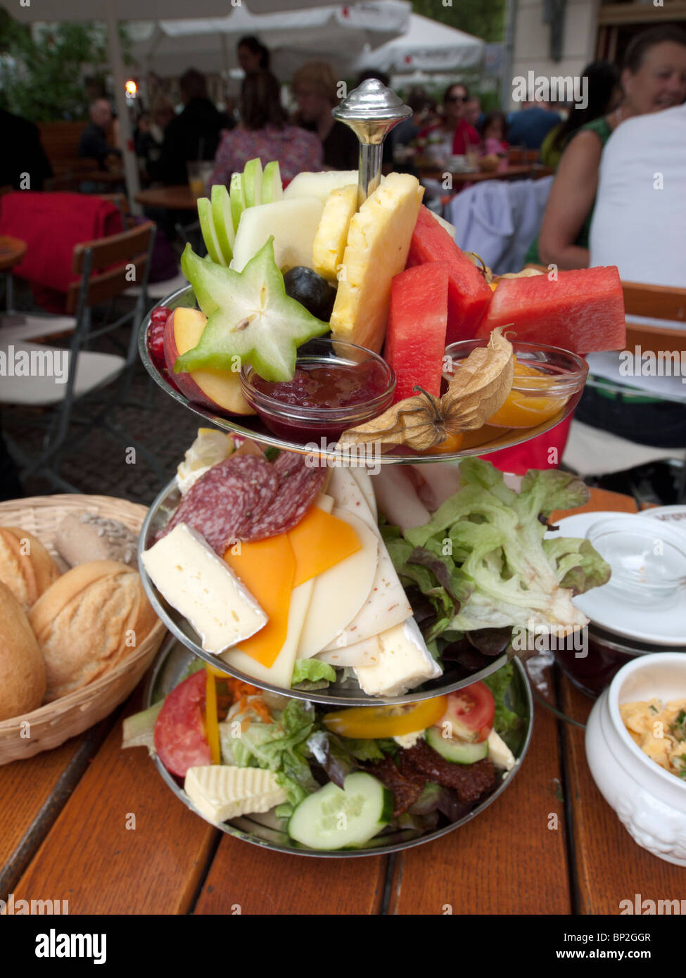 Detail der Spezialfrühstück Platte serviert beliebte Anna Blume Café im Prenzlauer Berg in Berlin Deutschland Stockfoto