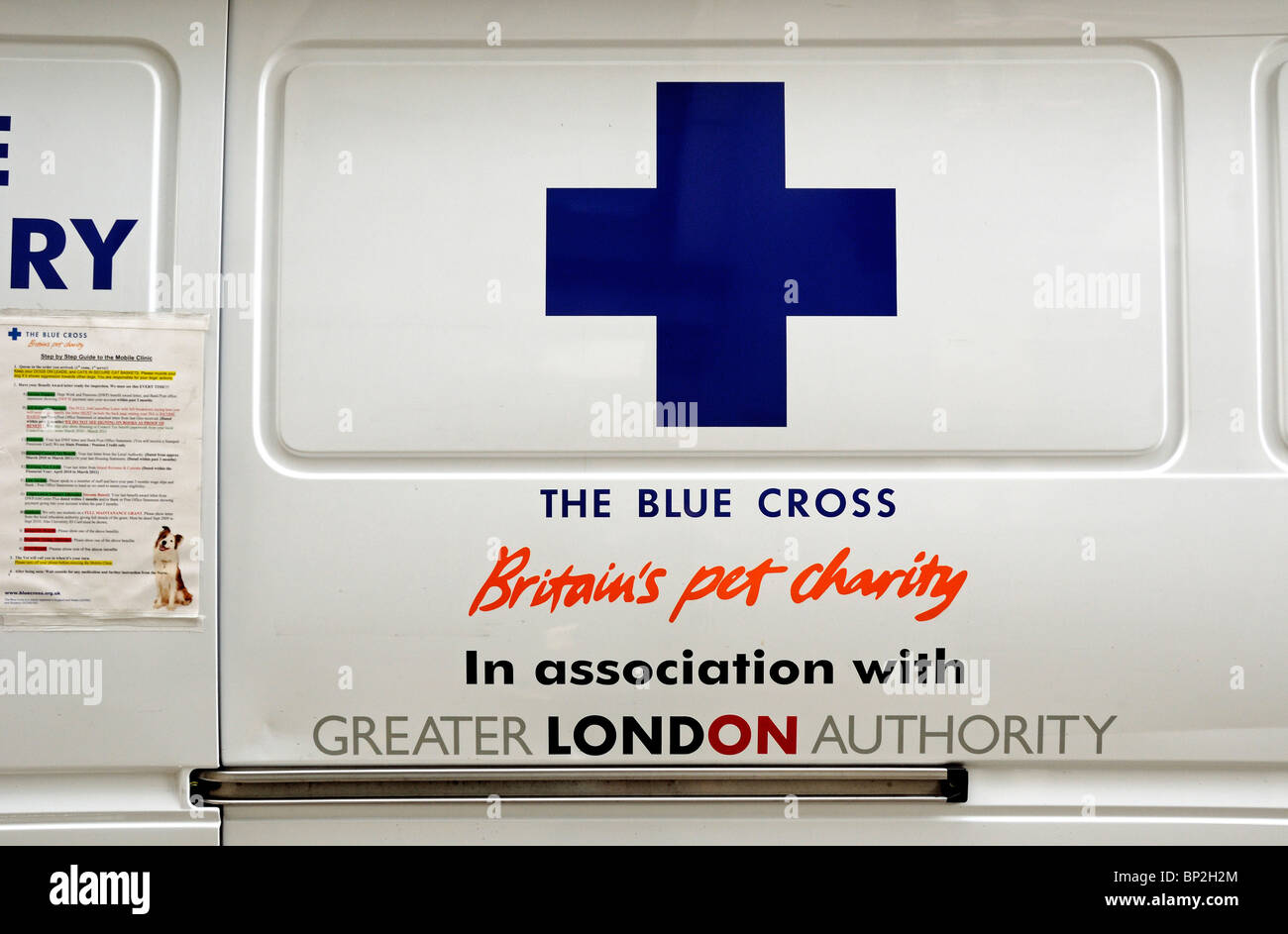 Das blaue Kreuz Zeichen auf der mobilen van Stockfoto