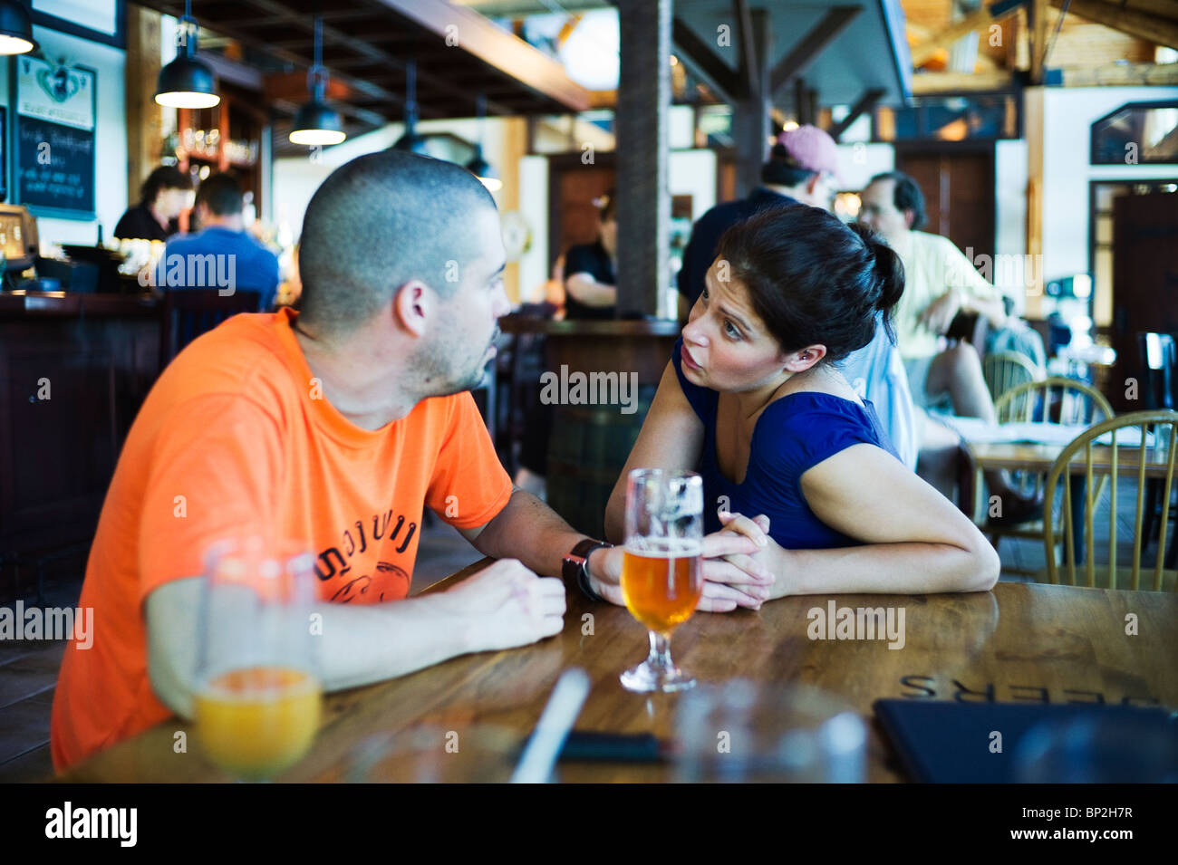 Junges Paar in der Diskussion am Tisch Pub. Stockfoto