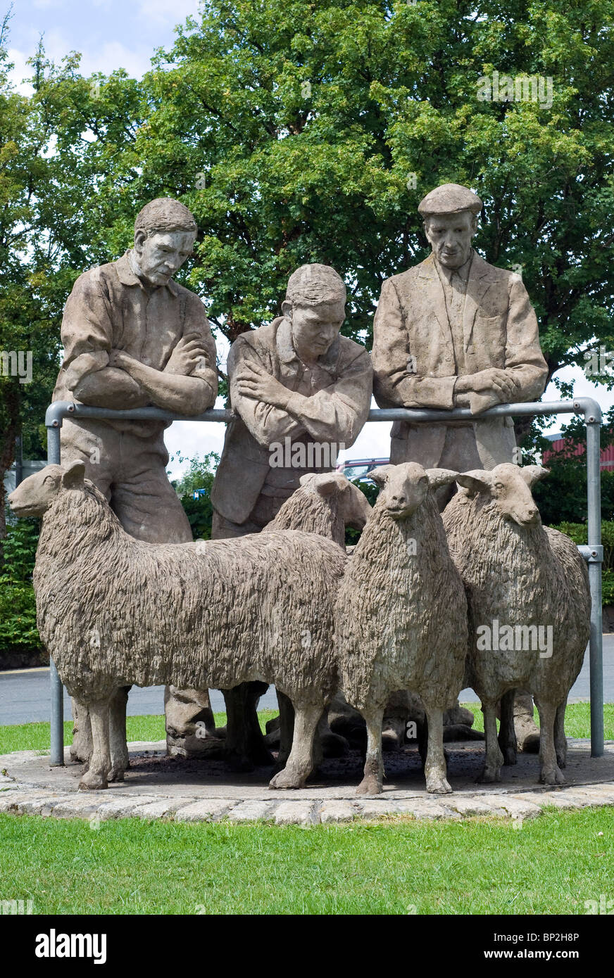 Skulptur von Landwirten in Hatherleigh, Devon, auf Route 27 auf dem Tarka Trail, Farmers Market an Hatherleigh, Devon, Roger dean Stockfoto