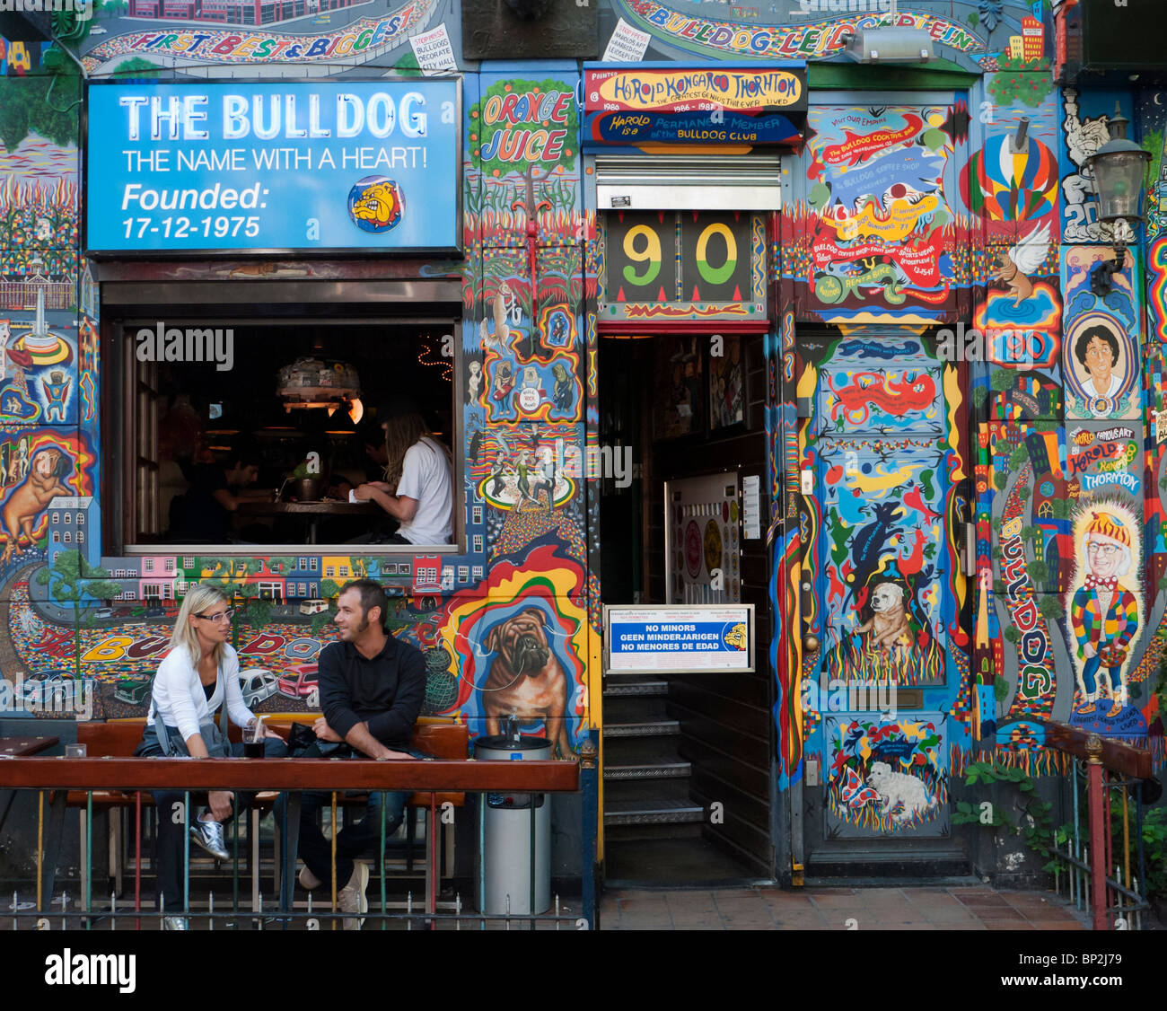 Außenseite des berühmten Bulldog Coffeeshop im Rotlichtviertel von Amsterdam in den Niederlanden Stockfoto