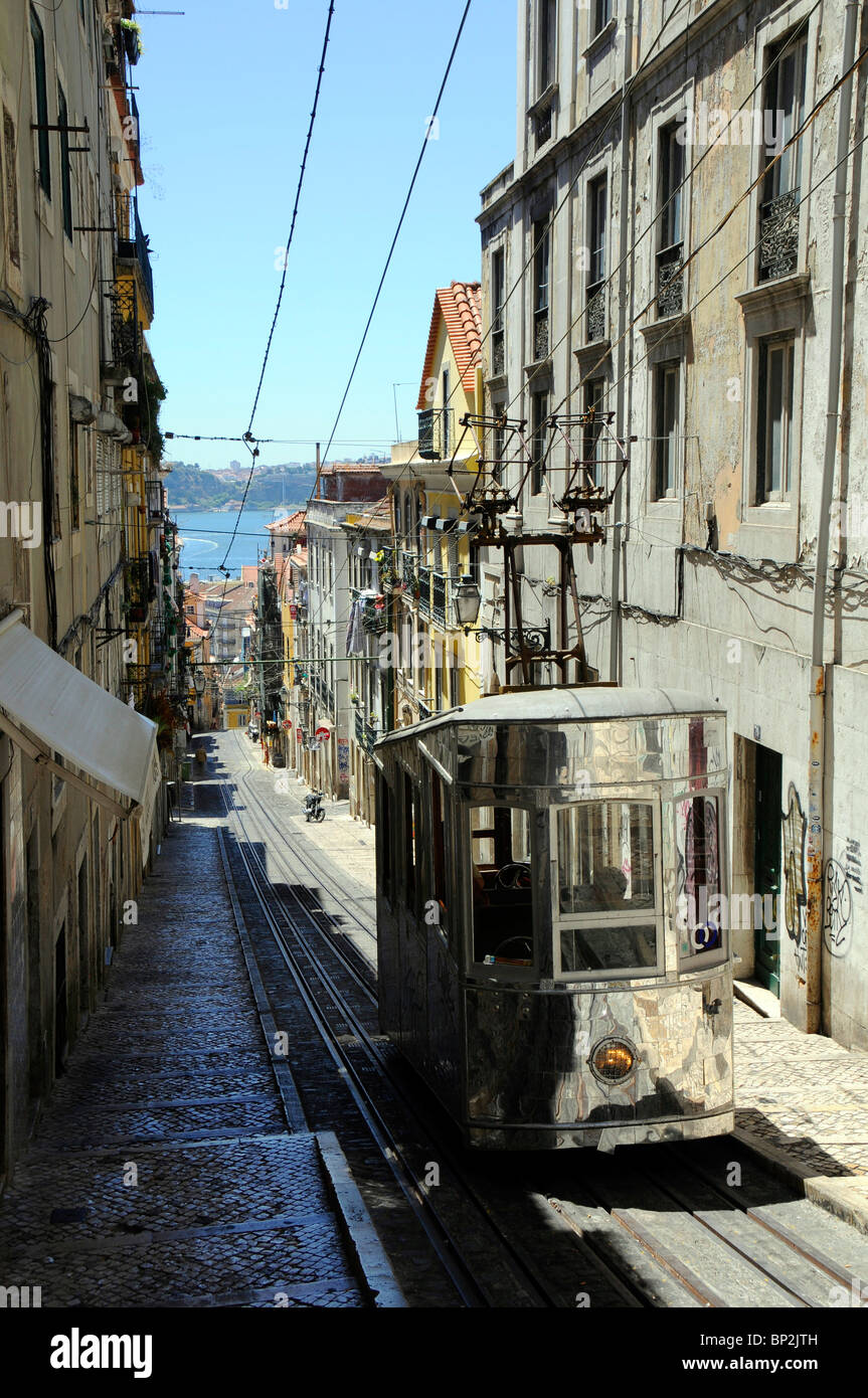 Alte Straßenbahn in der Stadt von Lissabon, Portugal Stockfoto