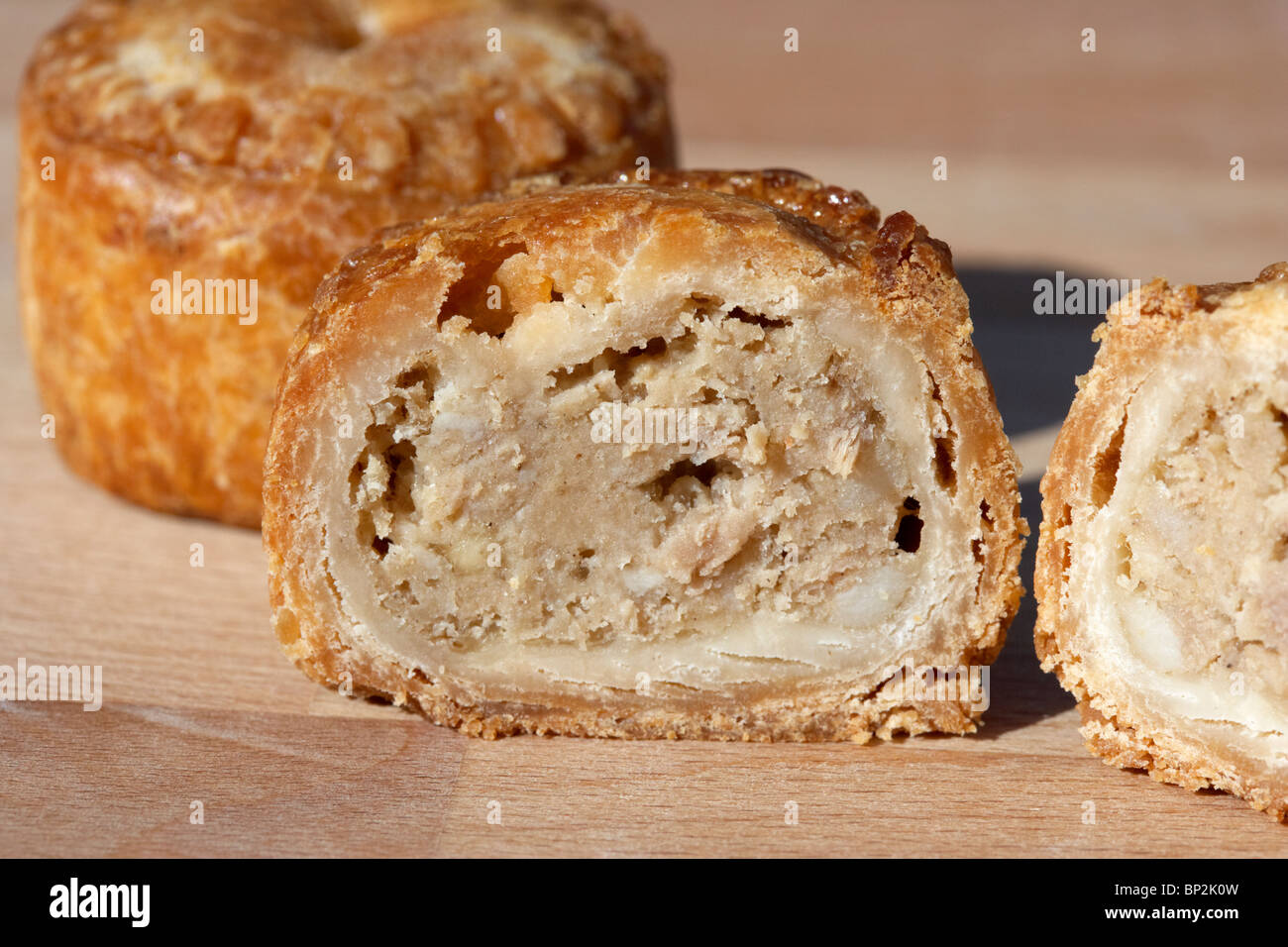 Querschnitt durch einen Mini-Melton Mowbray Pork Pie mit traditionellen englischen Gurke Stockfoto