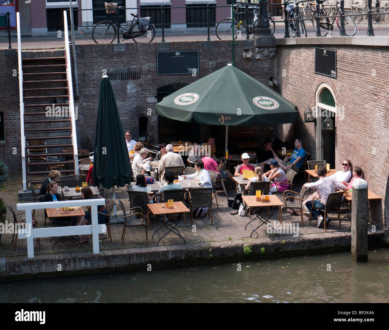Outdoor-Sommer-Café neben Kanal Oudegracht im zentralen Utrecht in den Niederlanden Stockfoto