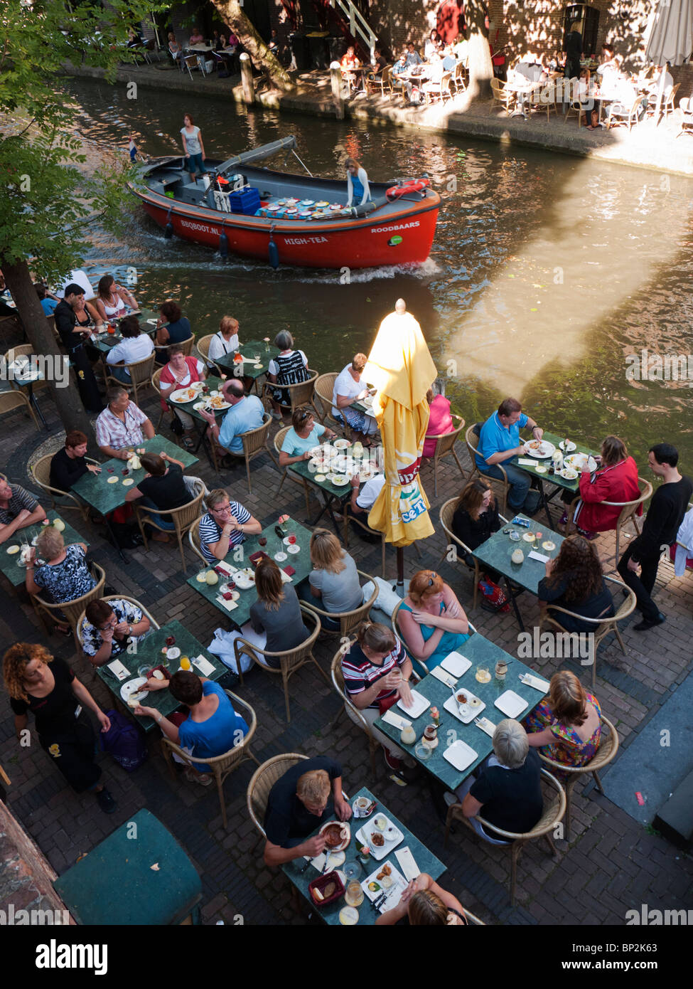 Outdoor-Sommer-Cafés und Restaurants neben Kanal Oudegracht im zentralen Utrecht in den Niederlanden Stockfoto