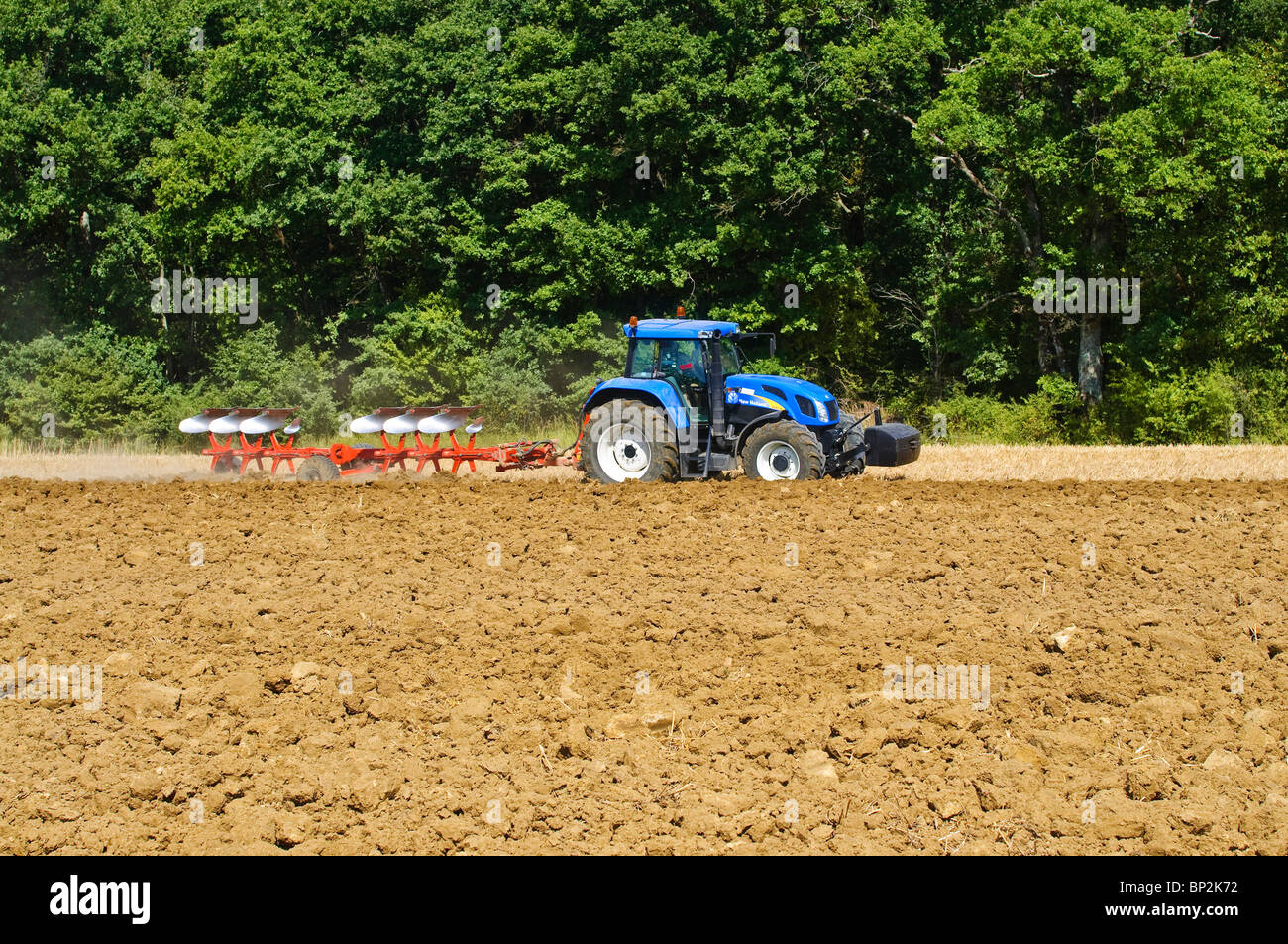 New Holland TVT135 Traktor Sommer Pflügen - Sud-Touraine, Frankreich. Stockfoto