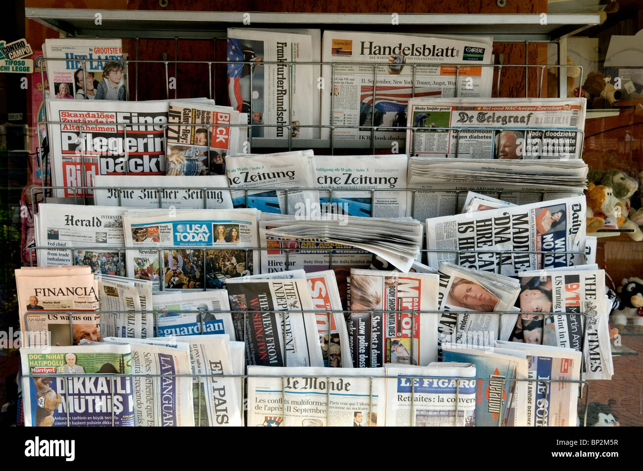 Internationale Presse auf einen Zeitungskiosk, Menaggio, Italien Stockfoto