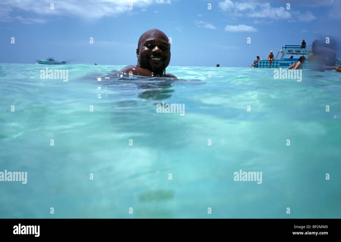 Tobago Nylon Pool Mann Schwimmen im Meer Stockfoto