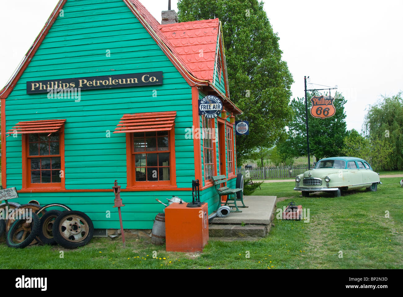 Eine 1920er Jahre Phillips Tankstelle am Roteiche II, Carthage, Missouri Stockfoto