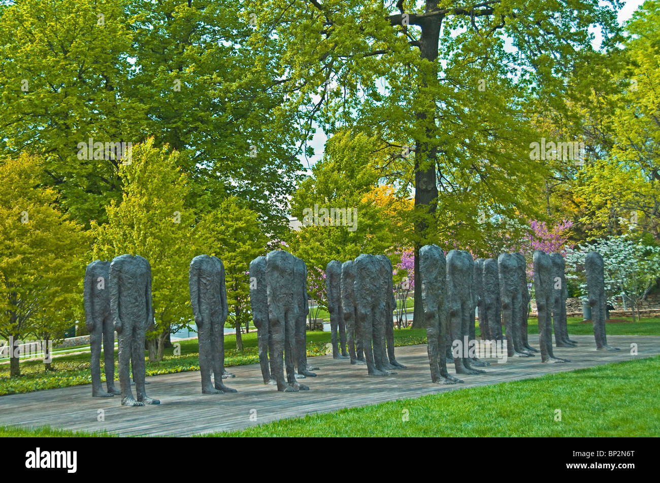 Stehende Figuren von Magdalena Abakanowicz an der Nelson-Atkins Museum of Art, Kansas City, Missouri Stockfoto