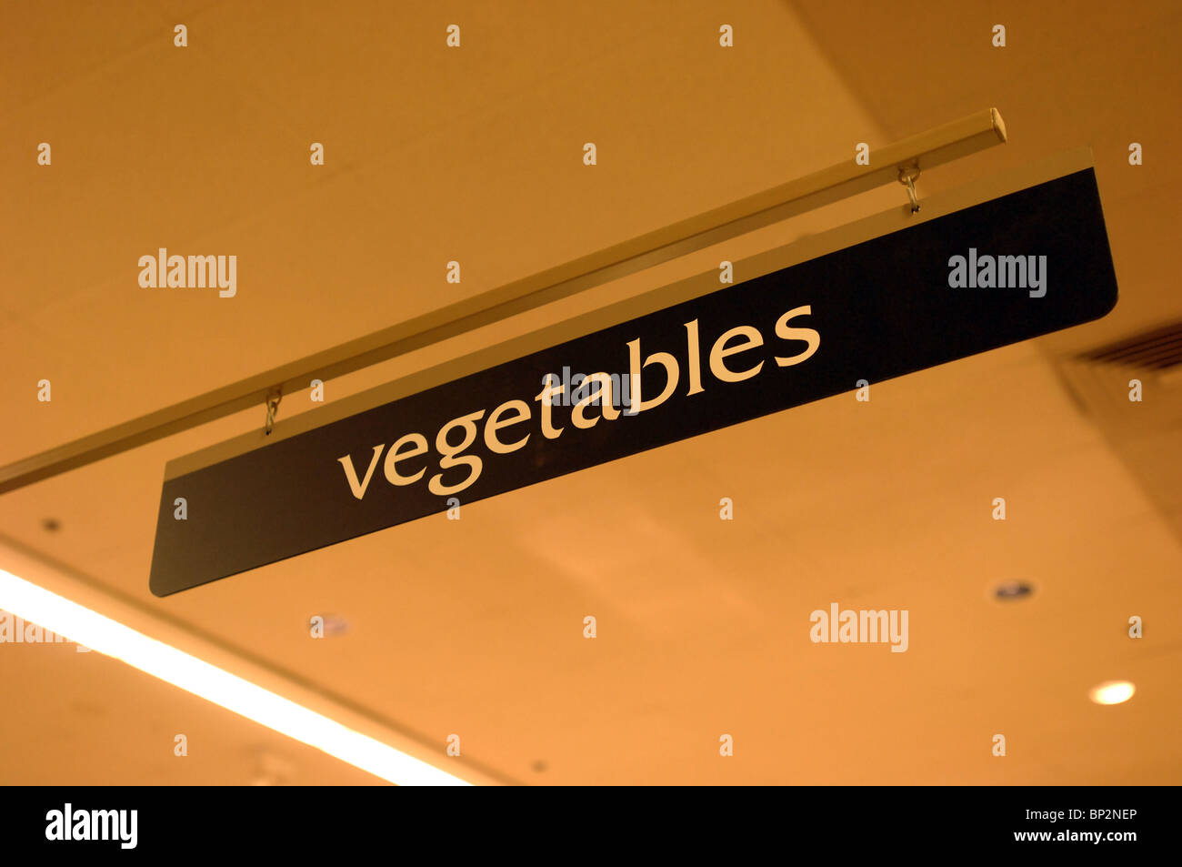Ein Overhead Zeichen in ein California-Lebensmittelgeschäft, das sagt "Gemüse." Stockfoto