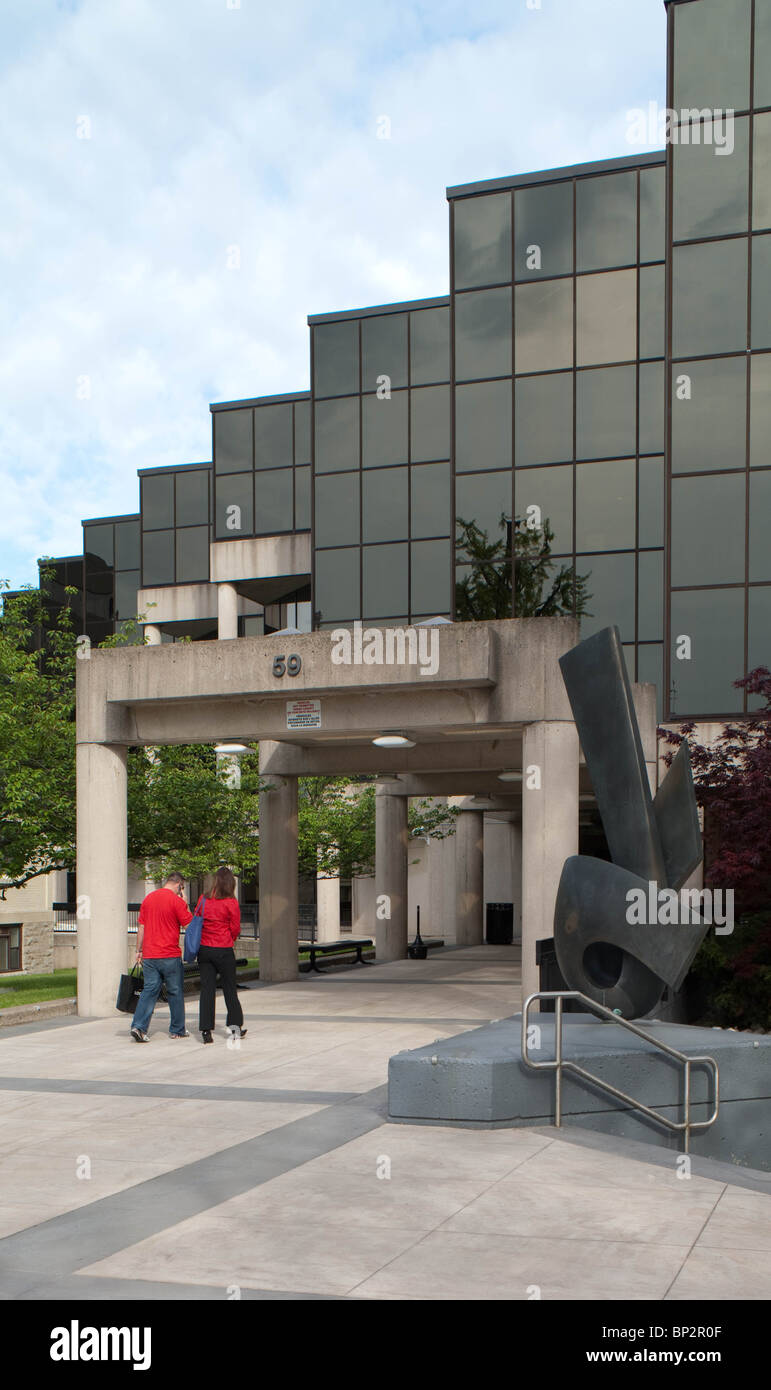 Zwei Personen geben Sie Robert S. K. Welch Court House in St. Catharines, Ontario, Kanada. Stockfoto