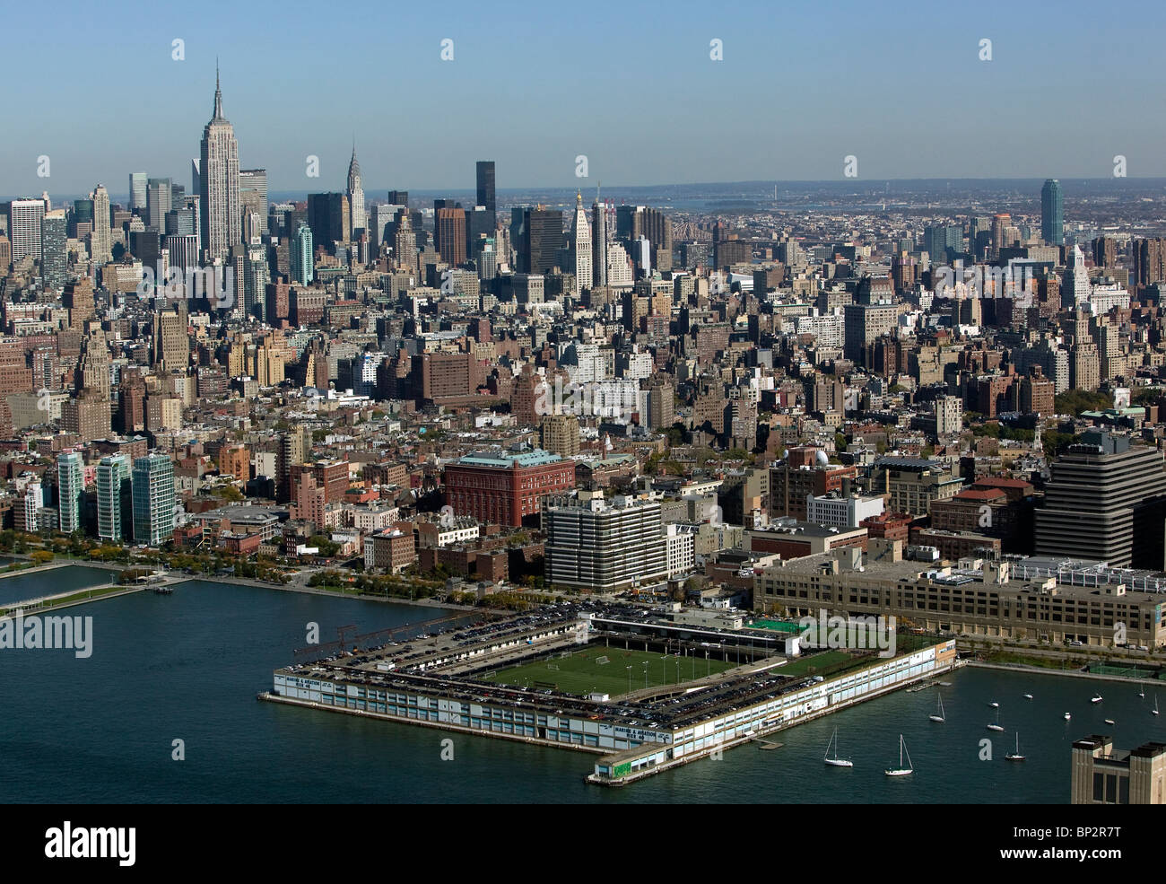 Luftaufnahme über Midtown Manhattan Hudson River Park Trust Freizeit Center Pier 40 New York Stadt Stockfoto