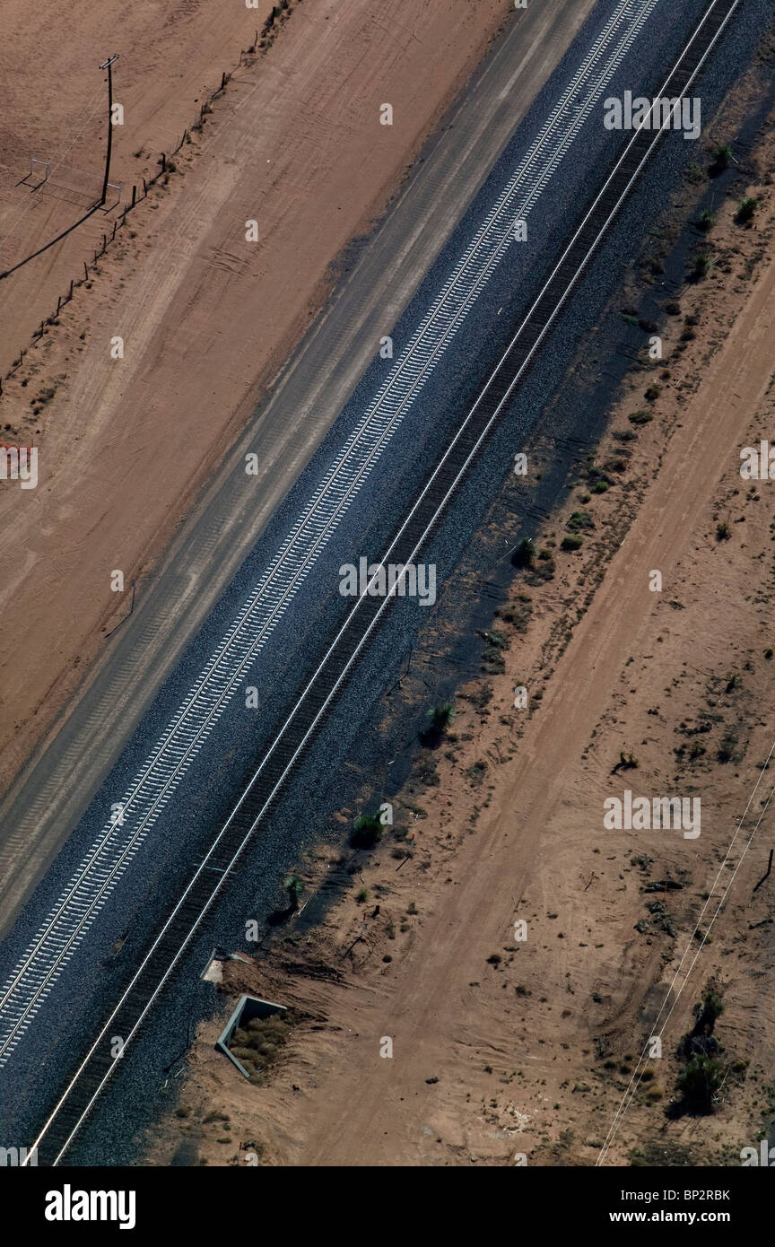 Luftaufnahme über leere Gleise durch Wüste New Mexico Stockfoto