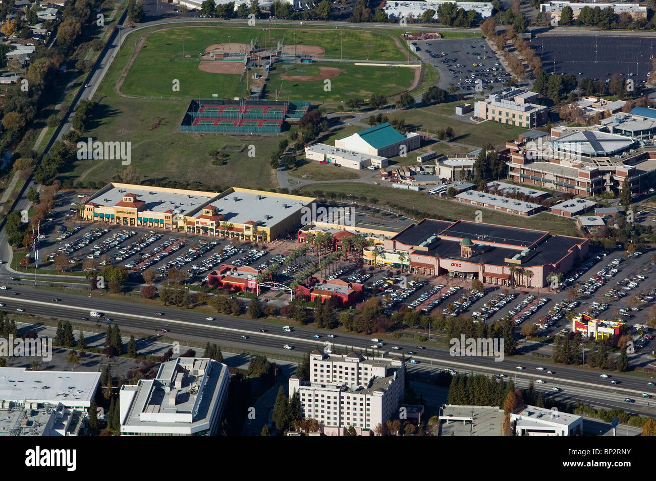 Luftaufnahme über dem überfüllten Einkaufszentrum Silicon Valley San Jose Kalifornien Stockfoto