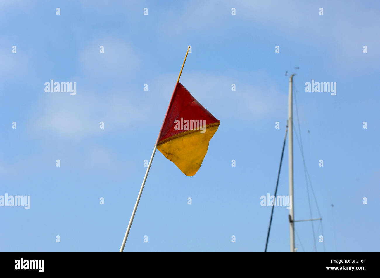 Rot und gelb nautische Flagge (bezeichnet als Badestelle in einigen Ländern) fliegt in Newport Strand / Hafen von Balboa Island. Stockfoto