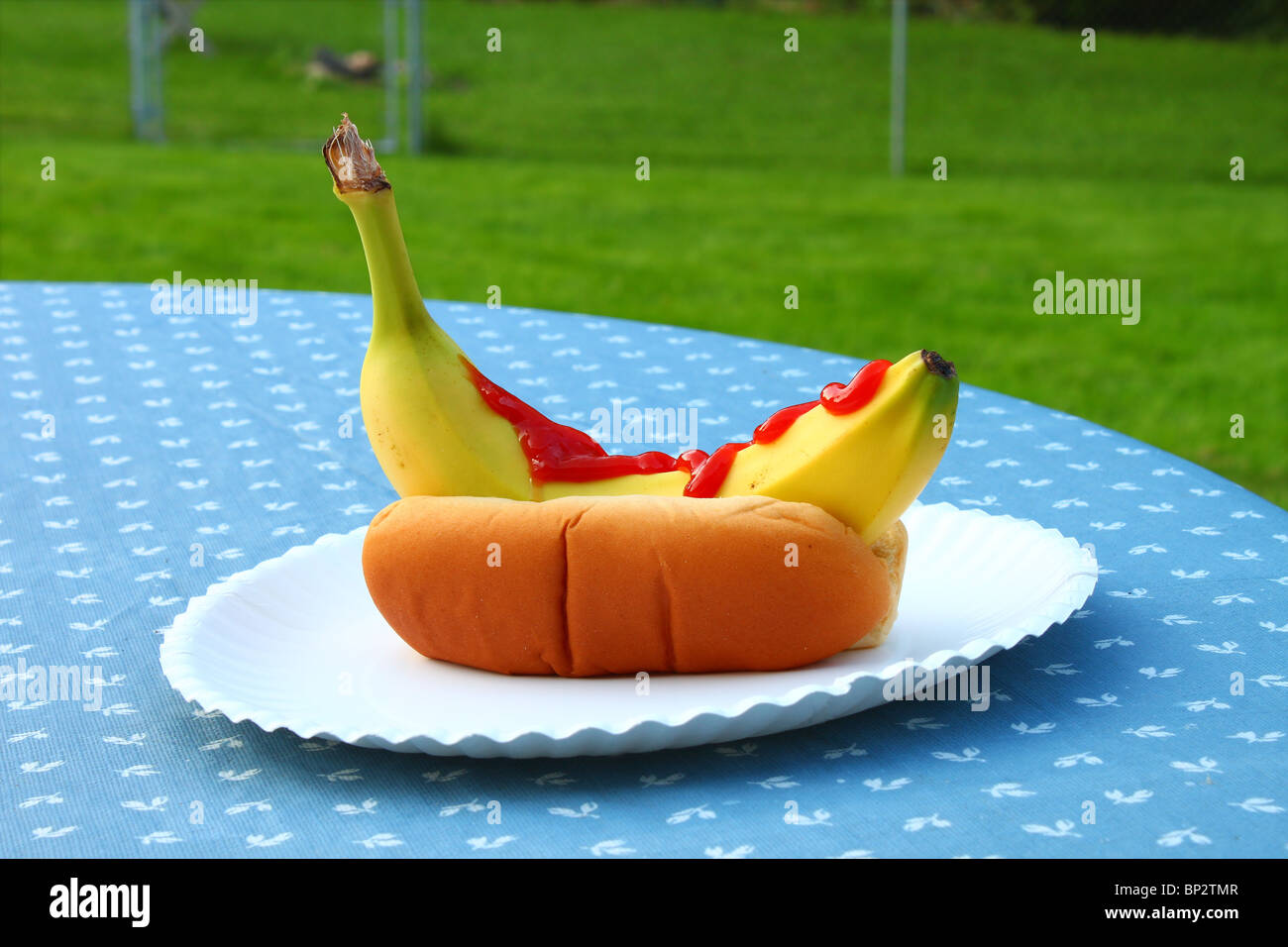 Banane-Hund mit Ketchup Stockfoto