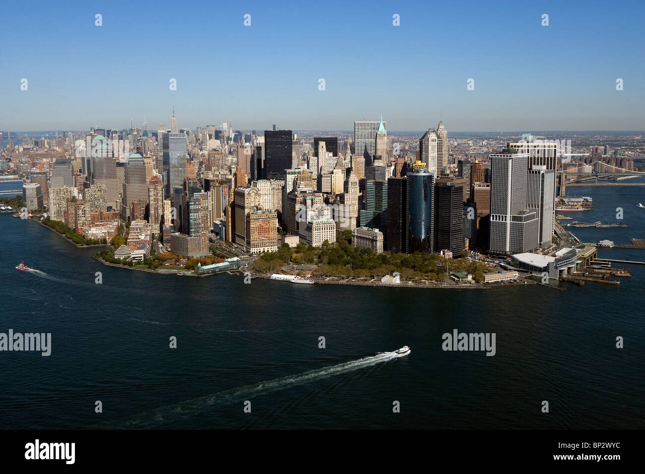 Luftaufnahme über dem Hudson Osten Flüsse downtown Manhattan in New York city Stockfoto