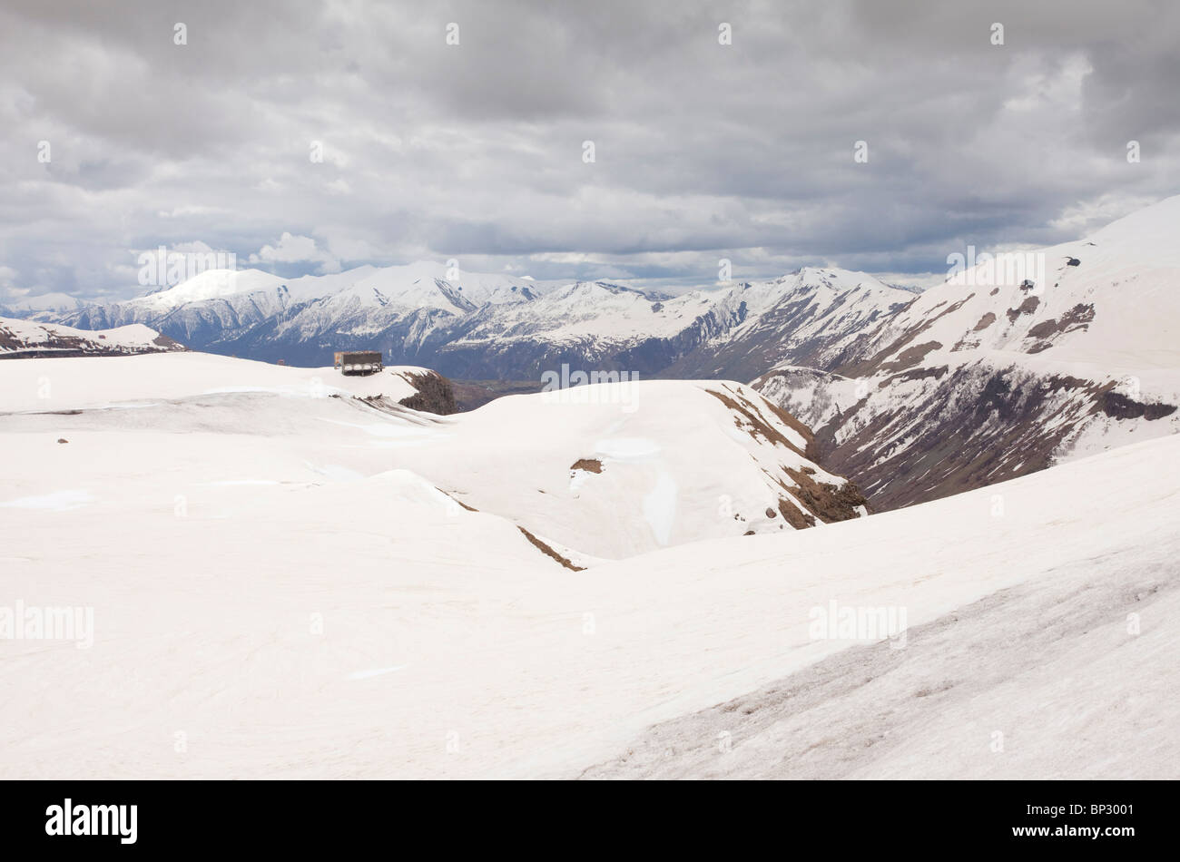 Auf die Dschwari oder Kreuz-Pass (2379m), mit Russland-Georgien Freundschaft Gebäude sichtbar. in den großen Kaukasus, Georgien. Stockfoto