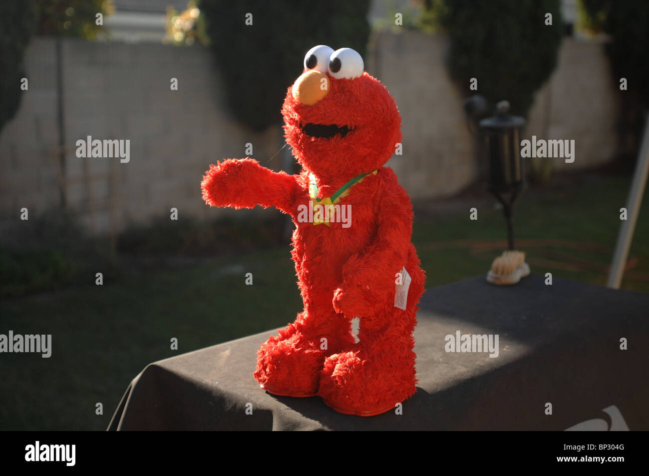 Tickle Me Elmo Spielzeug außerhalb Stockfoto