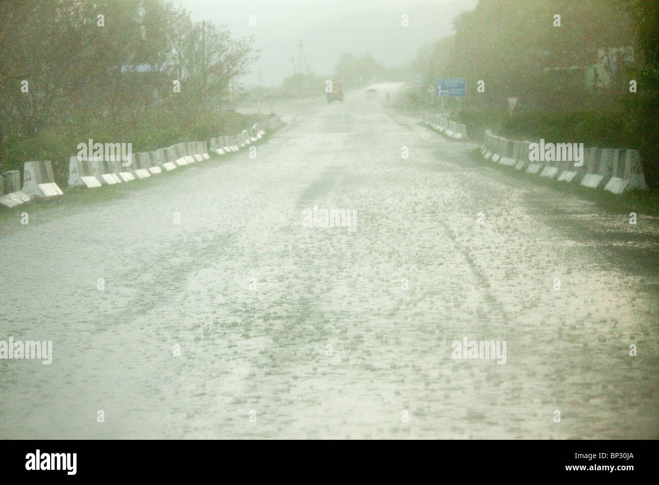 Starker Regen in der Nähe von Ananuri in den großen Kaukasus, Georgien. Stockfoto