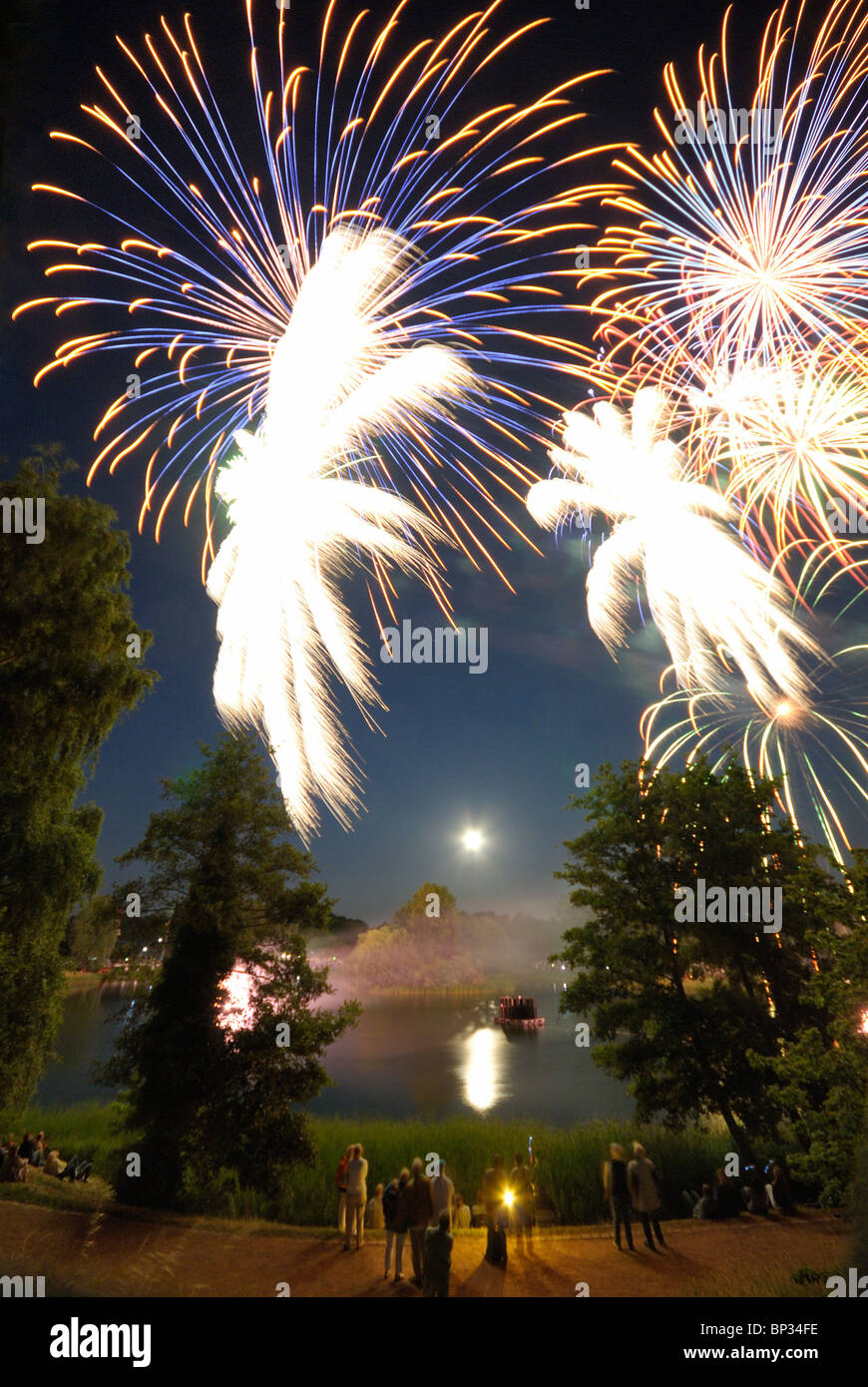Mittsommernacht. Feuerwerk und Mond über den See, BUGA-Park, Park der Bundesgartenschau, Britzer Garten, Britz, Neukölln, Berlin. Stockfoto