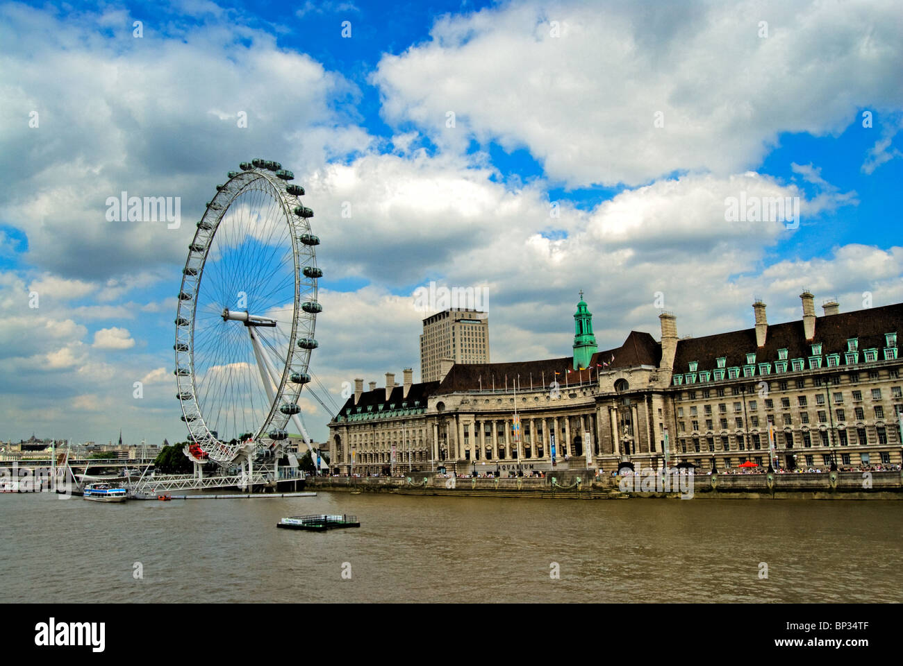 Das London Eye in Westminster Brücke entnommen Stockfoto
