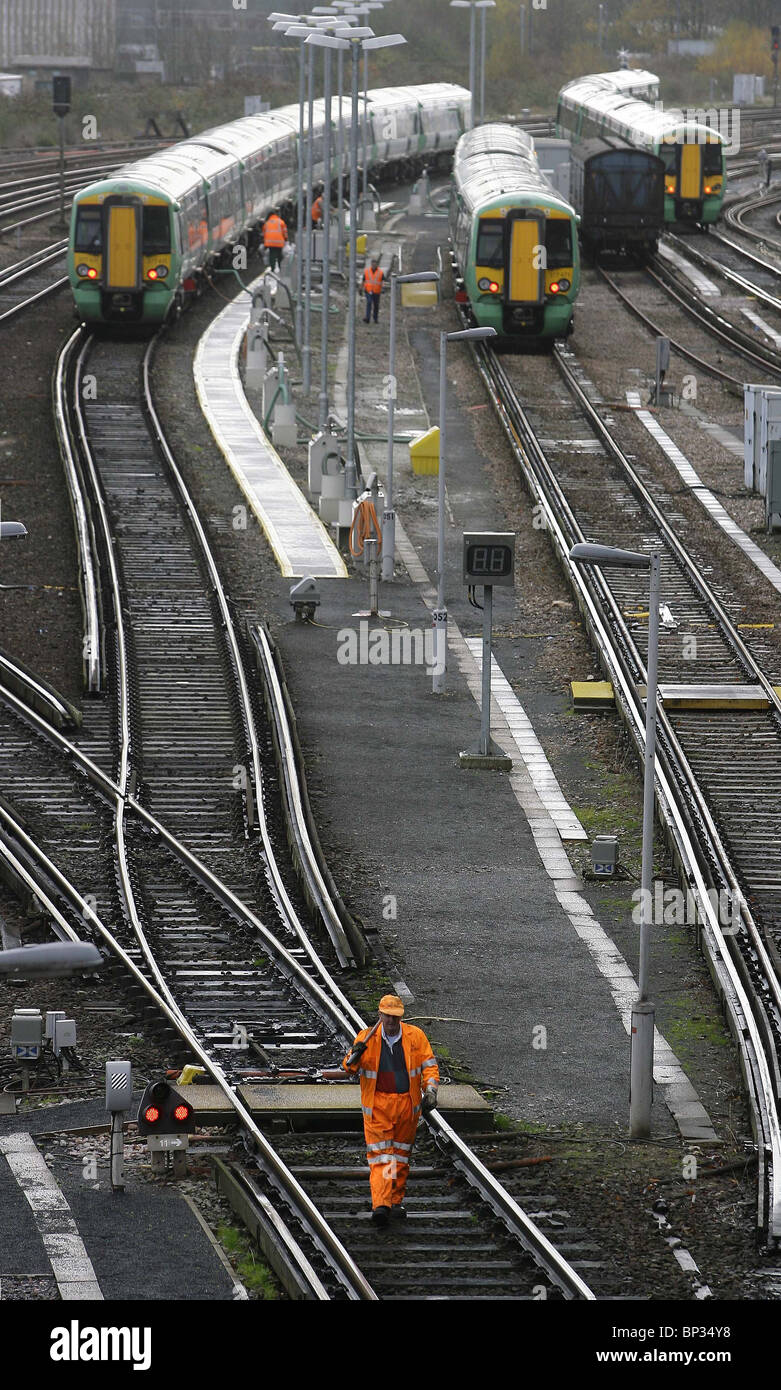 Ein Arbeiter wird in einem Netz-Schiene Wartung Depot vor Brighton Bahnhof gesehen. Bild von James Boardman. Stockfoto