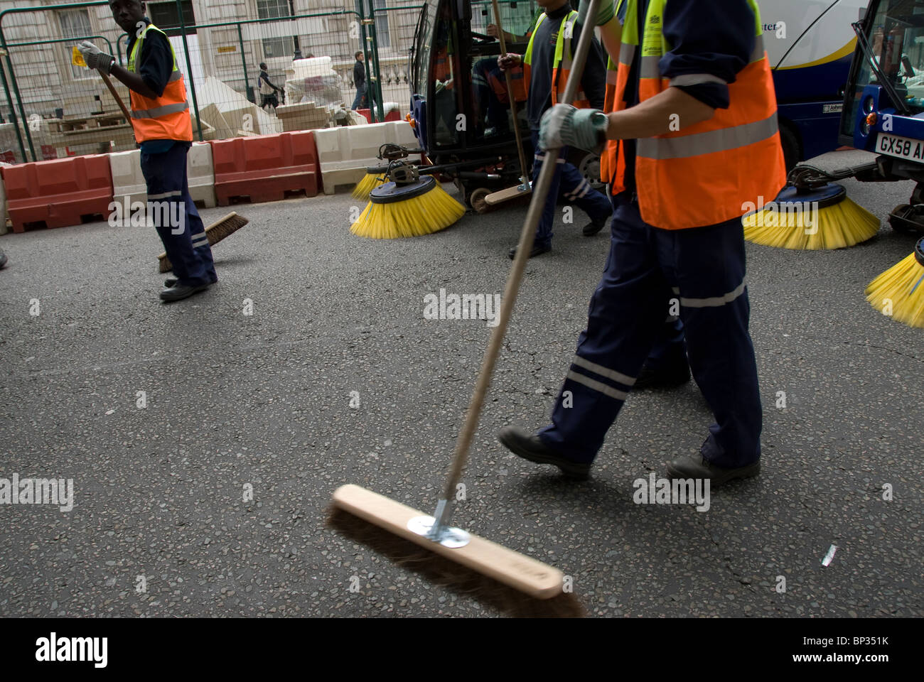 Straßenreinigung in der Londoner clearing-Schutt. Stockfoto