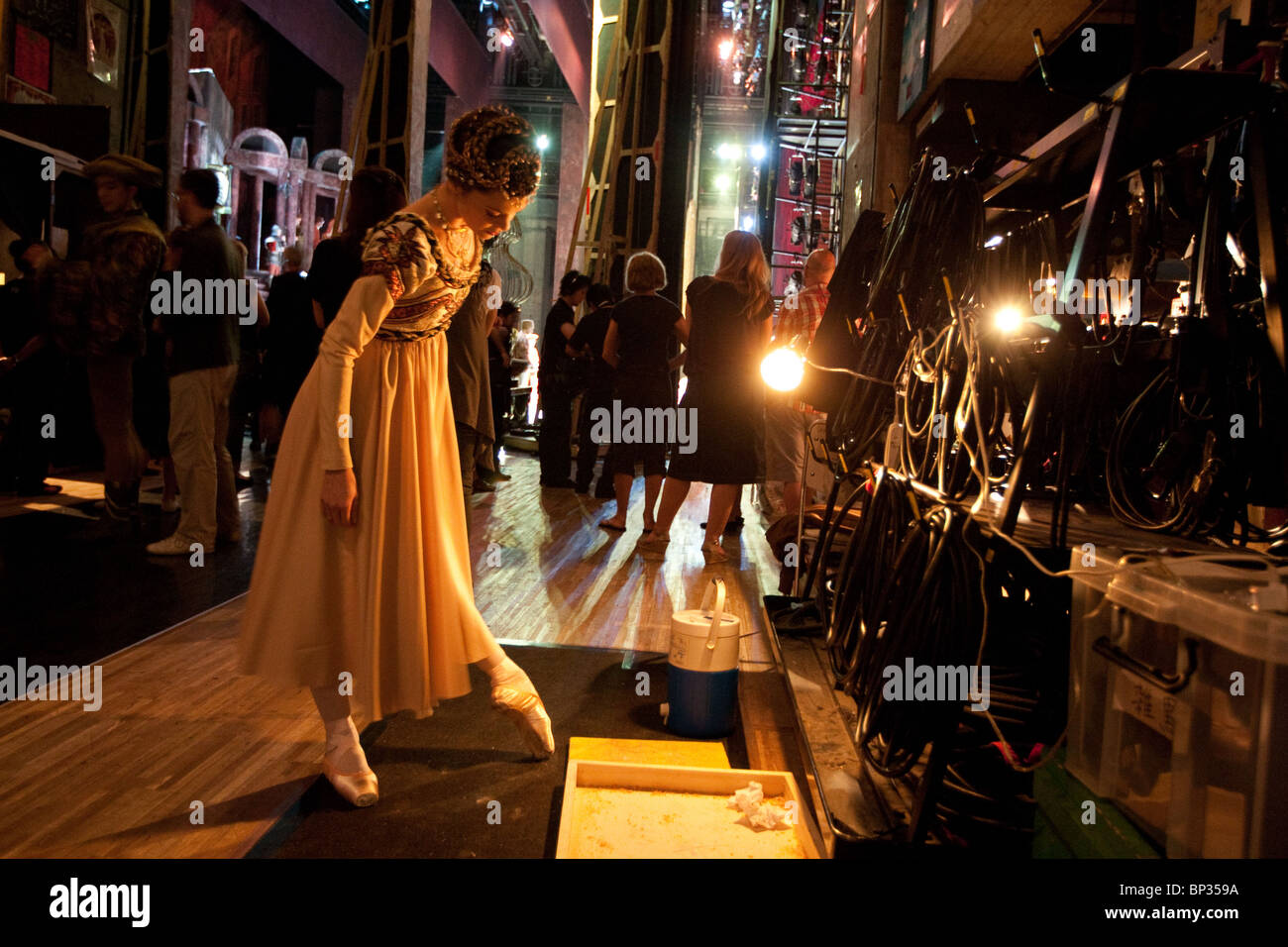 Ballett-Tänzerin beim Royal Ballet bereitet sich bereits auf der Bühne an der Bunka Kaikan Hall in Tokio, Japan, Dienstag, 29. Juni 2010 gehen. Stockfoto