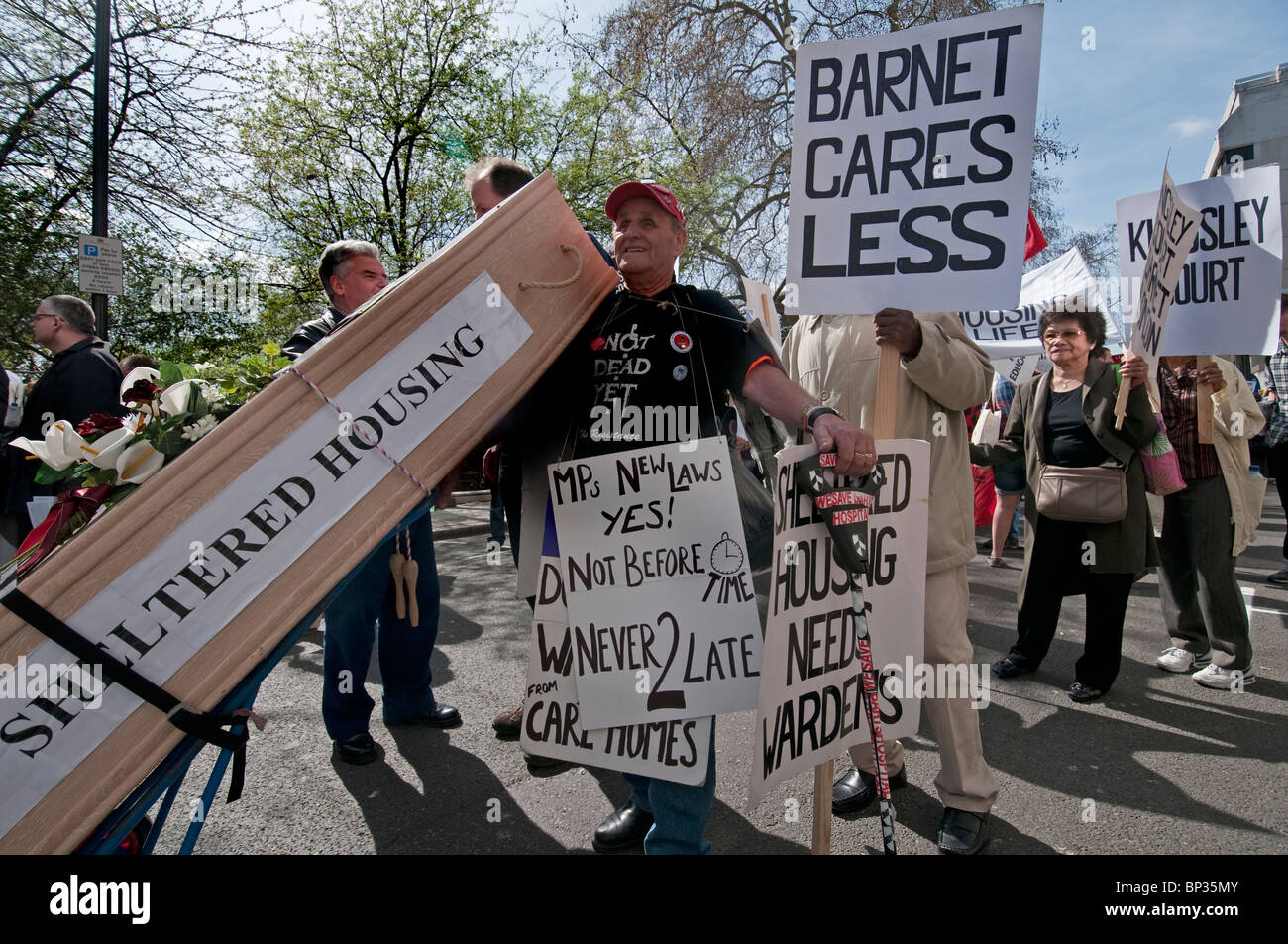 Rentner durch London marschieren protestieren Verlust der Vorteile und Wohlfahrt und soziale Dienste Kürzungen Stockfoto