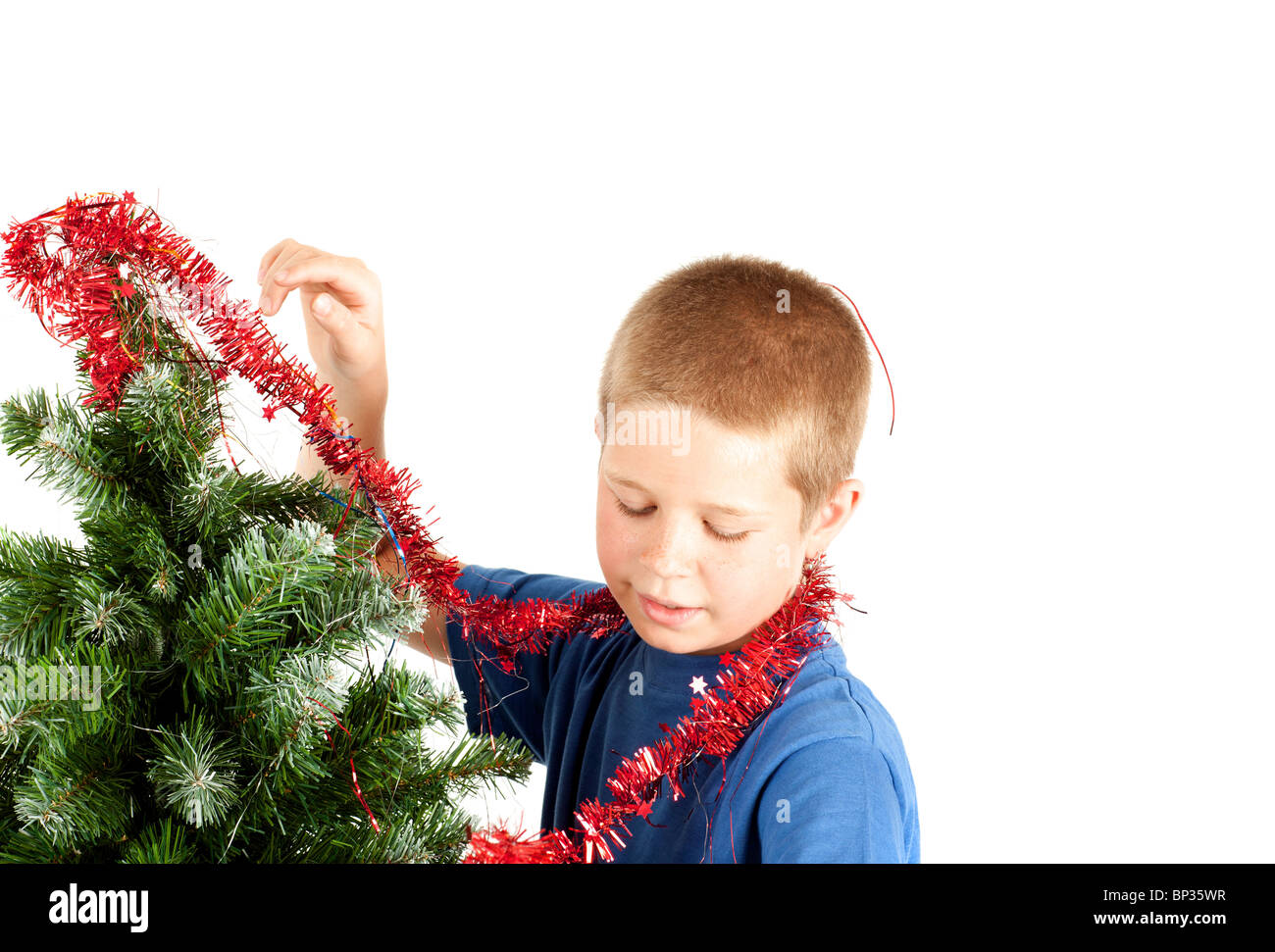 Junge, die Vorbereitung der Dekoration für den Weihnachtsbaum, Studio gedreht Stockfoto