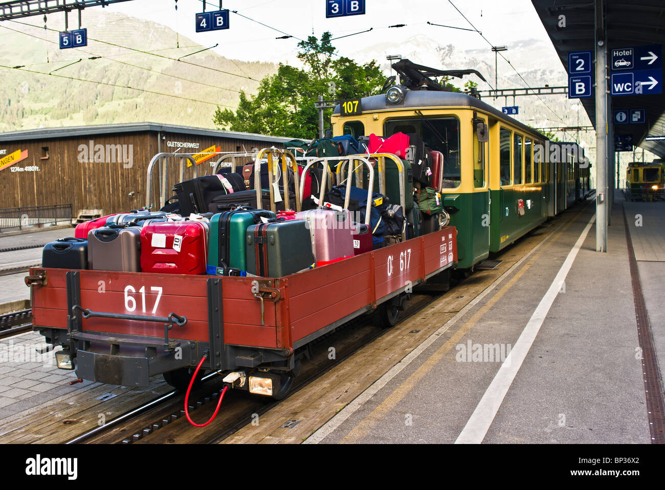 Geladenen Eisenbahnwaggon mit Touristen Gepäck in Wengen Bahnhof Schweiz  Stockfotografie - Alamy
