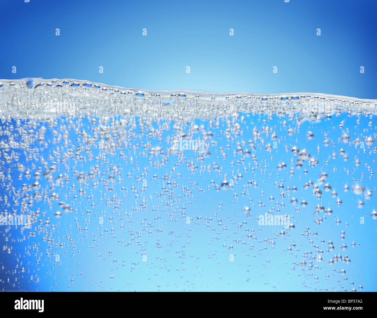 Air Bubbles Aufstieg von der Wasseroberfläche. Stockfoto