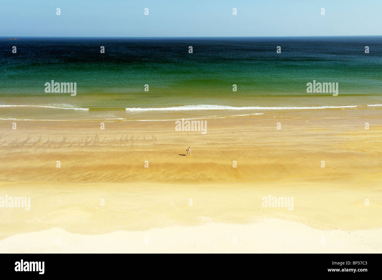 Frau allein zu Fuß am einsamen Strand Ufer an den weißen Felsen zwischen Portrush und Bushmills, Nordirland Stockfoto