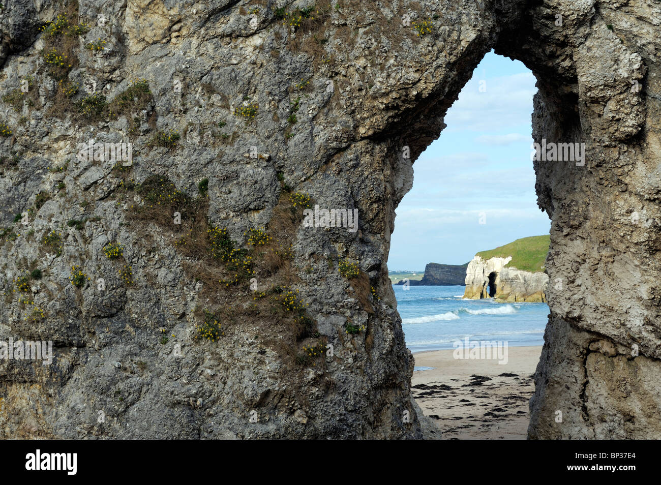 Ausgewaschene natürliche Meer arch in Kalkstein-Klippen an den weißen Felsen zwischen Portrush und Bushmills, Nordirland Stockfoto