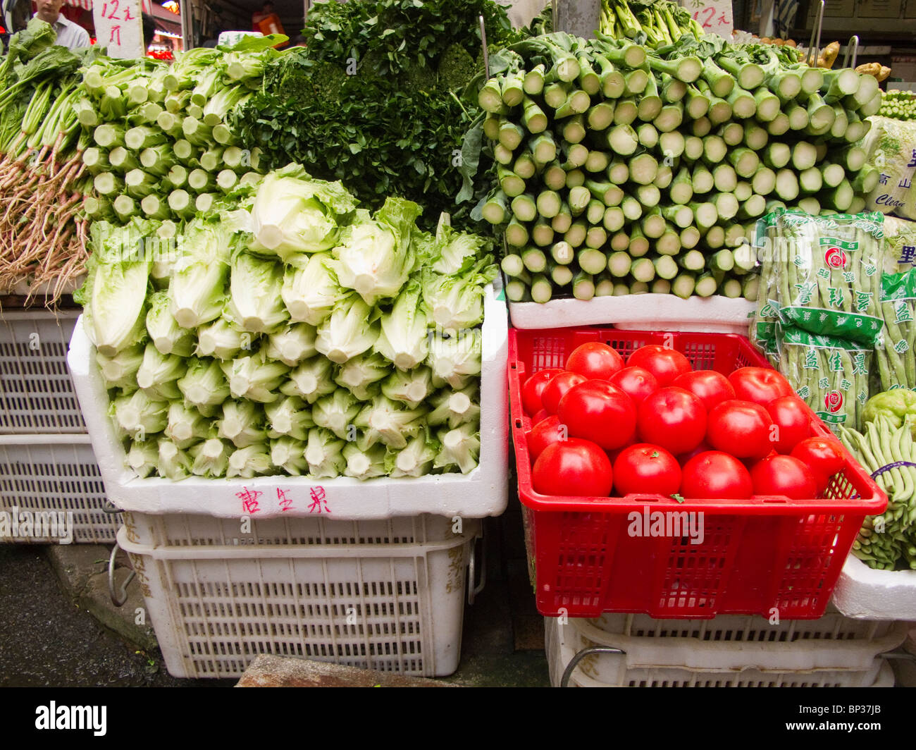 Gemüse, übersichtlich auf einem Markt in Hong Kong Stockfoto