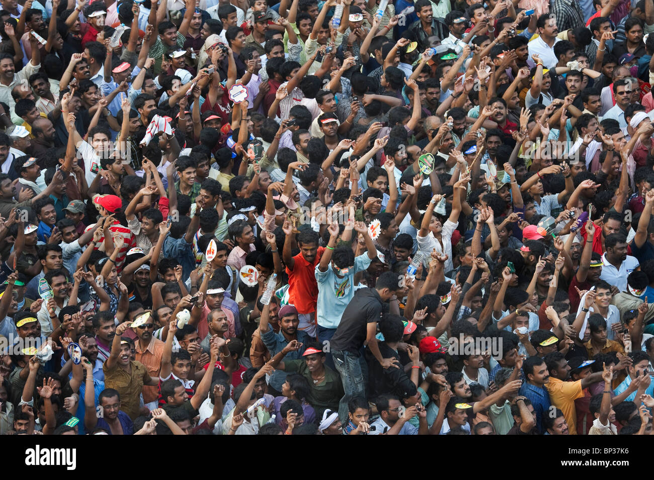 Indien Kerala Thrissur fröhliche Menschenmenge während des Pooram Elephant Festival Stockfoto Indien Kerala Thrissur fröhliche Menschenmenge während des Pooram Elephant Festival Stockfoto